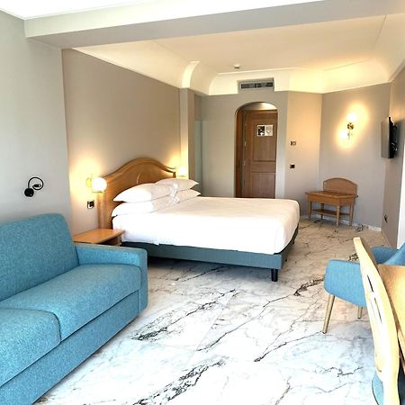 דסנזאנו דל גארדה Palace Hotel Desenzano מראה חיצוני תמונה